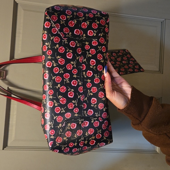 KATE SPADE NWOT  4PC BUNDLE RED FLORAL  REVERSIBLE TOTE BAG FREE WRISLET &WALLET - Picture 5 of 10